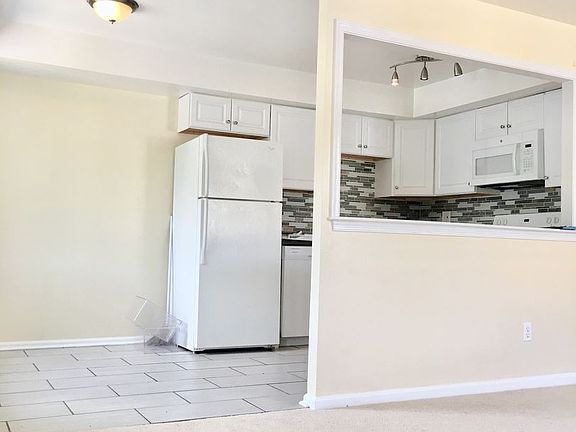 4th image of 706 Country Ln #B