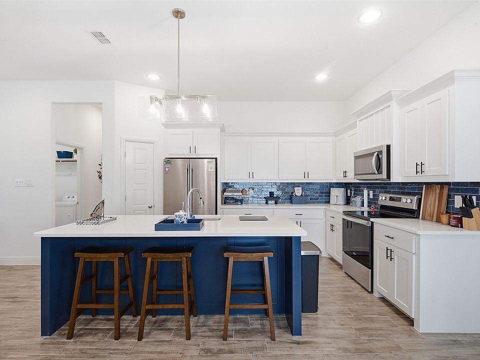 1st image of 211 Clover Cir