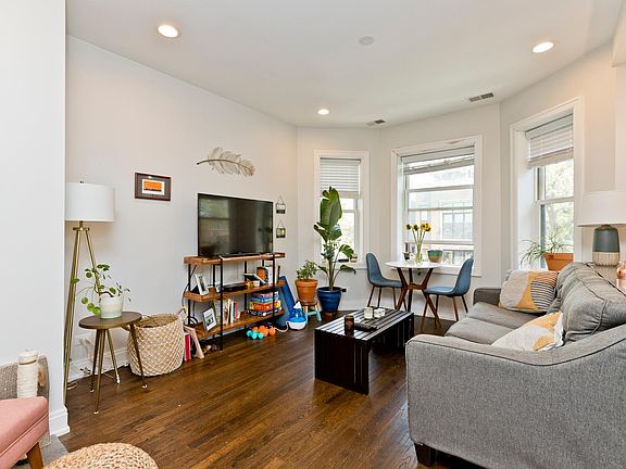 2nd image of 856 N Hermitage Ave #3E