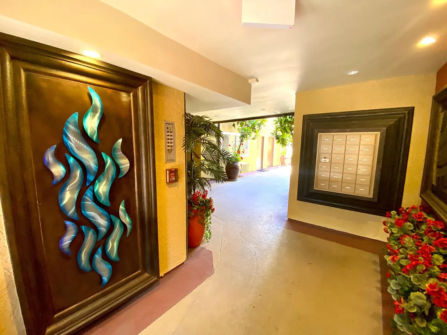 NoHo Liv Apartments — Photo 1