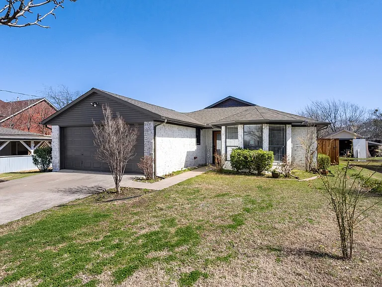 411 N Arizona Dr — Photo 3