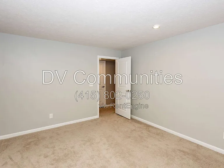 7226 Hillsview Dr — Photo 16