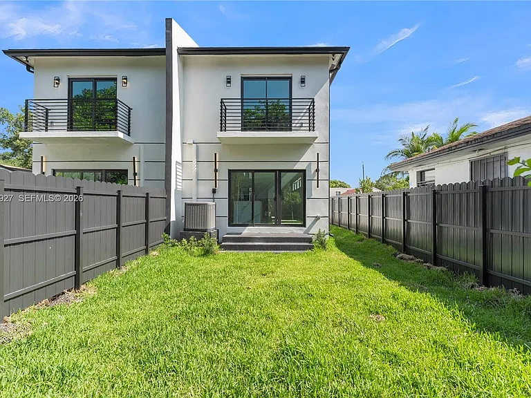 1818 NW 49th St — Photo 41