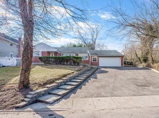 44 Langdon Rd, Farmingdale, NY 11735