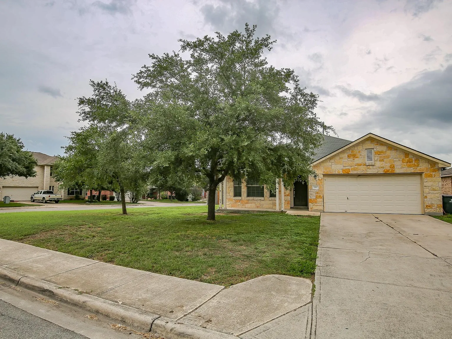 4 bed, 2.0 bath, 1928 sqft, $1,925 — Photo 2