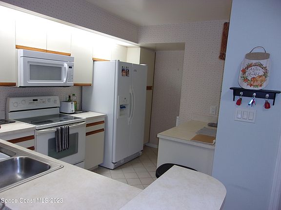 4th image of 1075 Country Club Dr #711