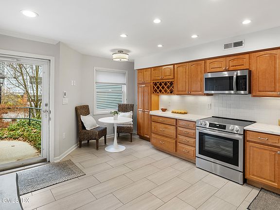 3rd image of 351 Pemberwick Rd APT 505