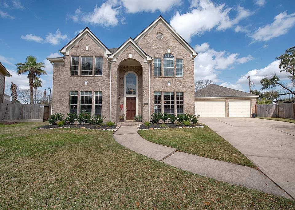 Gorgeous home with 3 car garage located in a quiet neighborhood close to fabulous schools, shopping and restaurants.