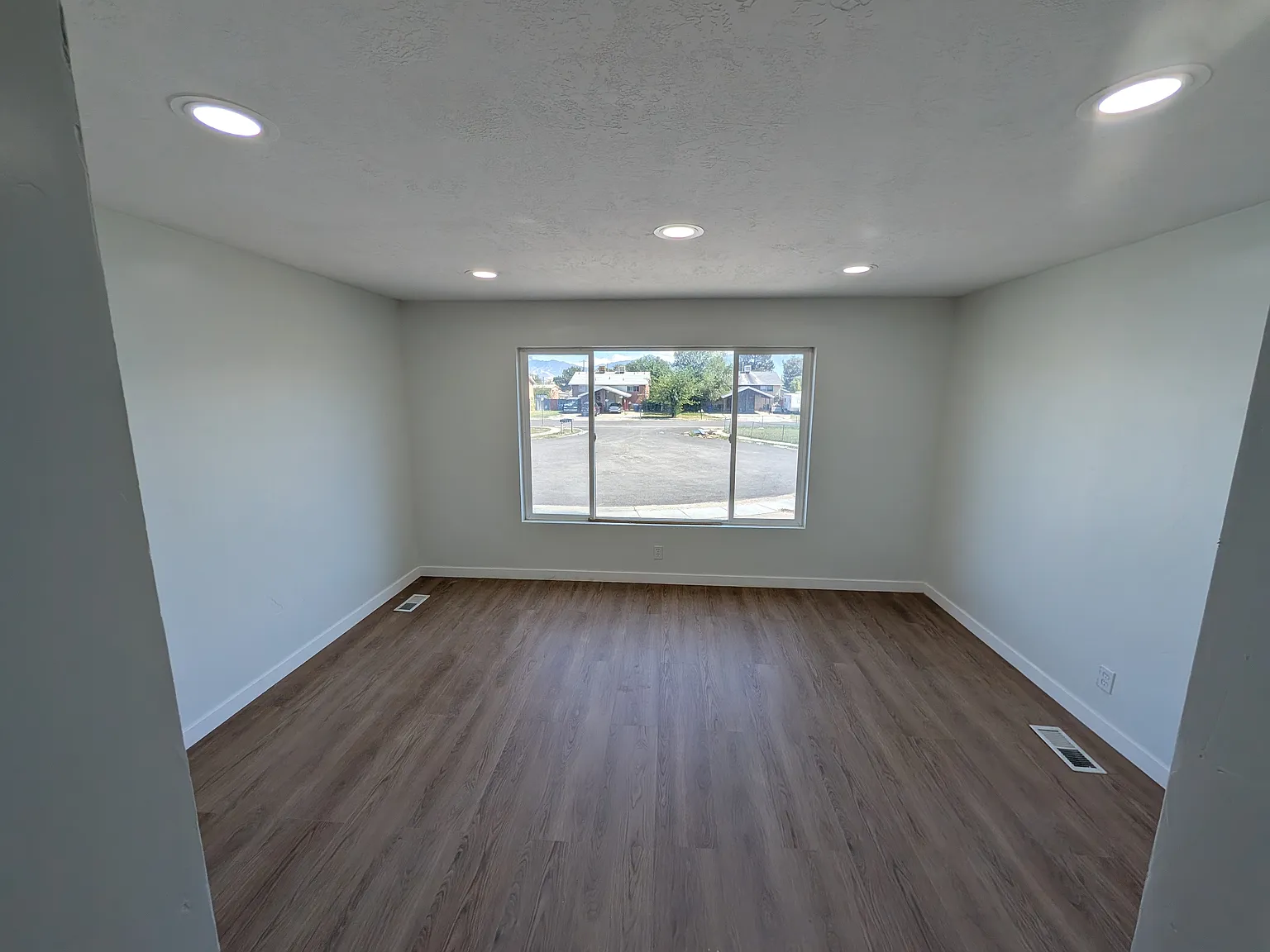 2 bed, 1.5 bath, 1000 sqft, $1,700 — Photo 2