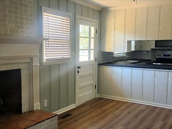 3rd image of 1102 Winston Dr