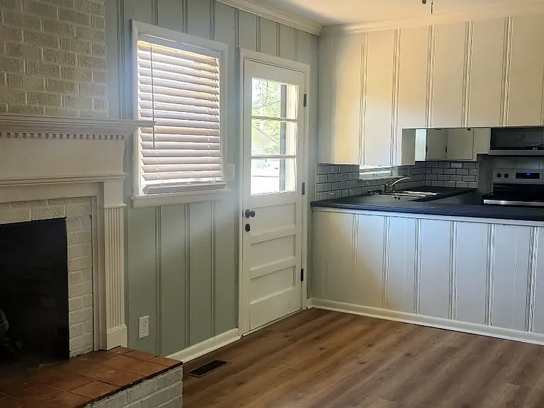 1102 Winston Dr — Photo 3