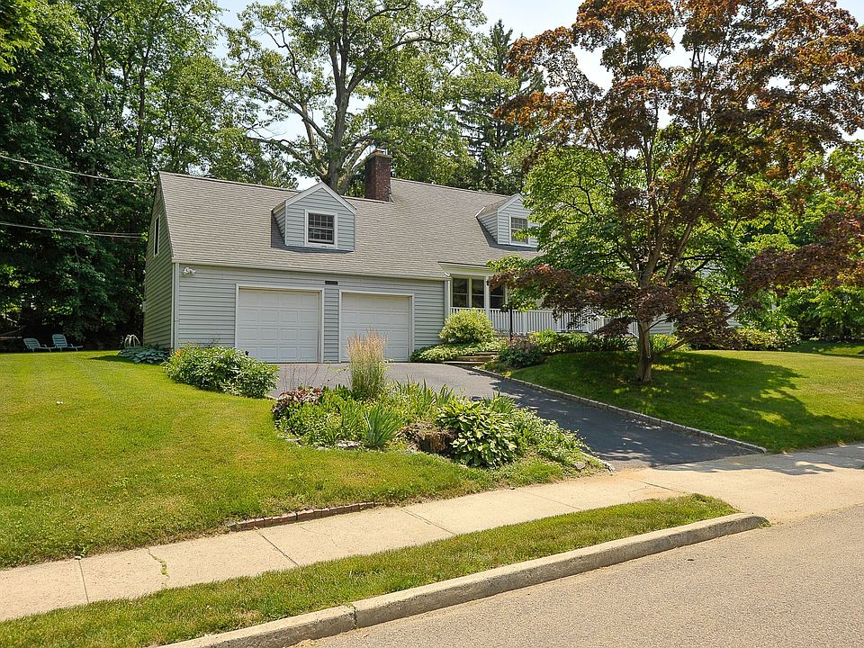 2car garage w walk up storag
