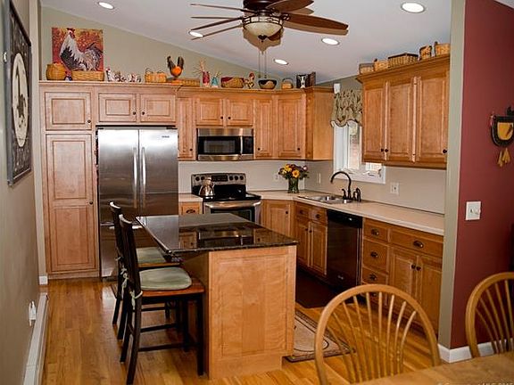 Fully applianced kitchen, n...