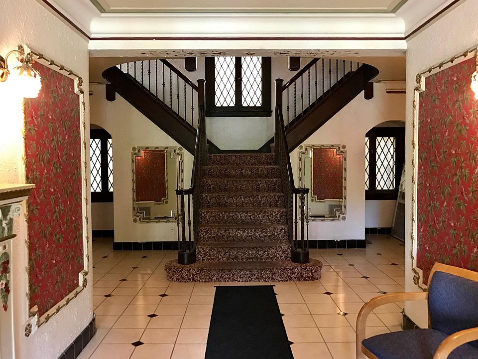 2nd image of 3214 Yorkshire Rd APT 306