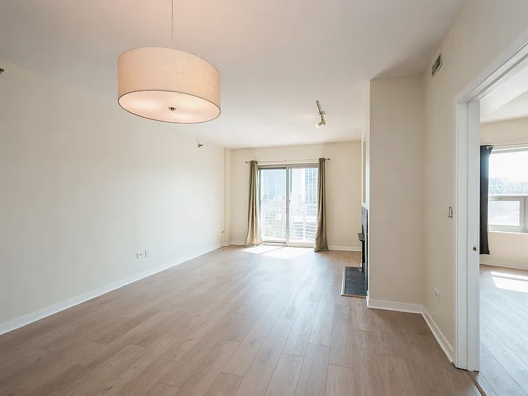 4350 N Broadway St #703 — Photo 2