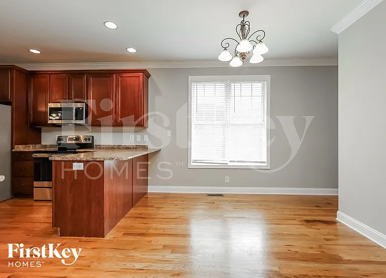 720 Courtland Ave — Photo 5