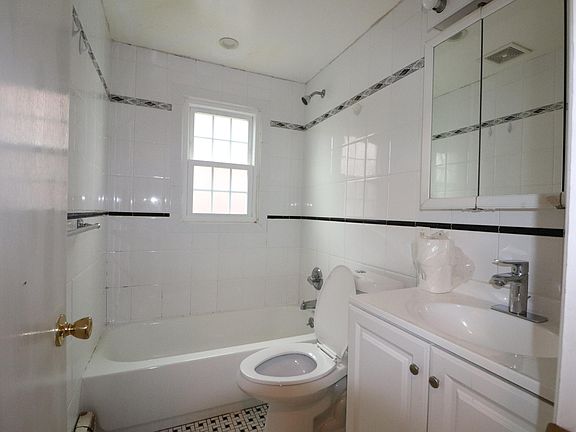 3rd image of 66 Sunnyside Ter Floor 1