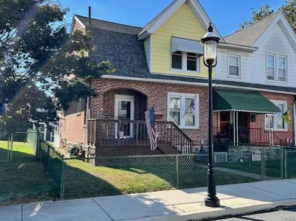 31 Spruce St, Marcus Hook, PA 19061