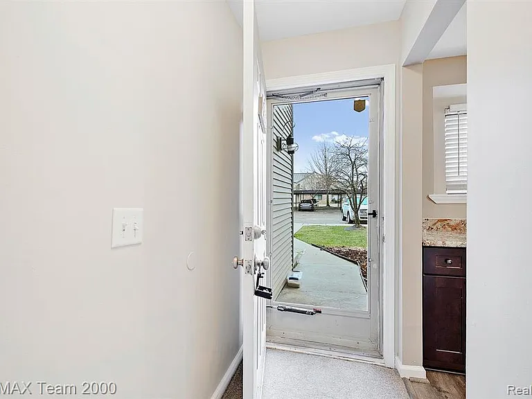 42461 Lilley Pointe Dr — Photo 2