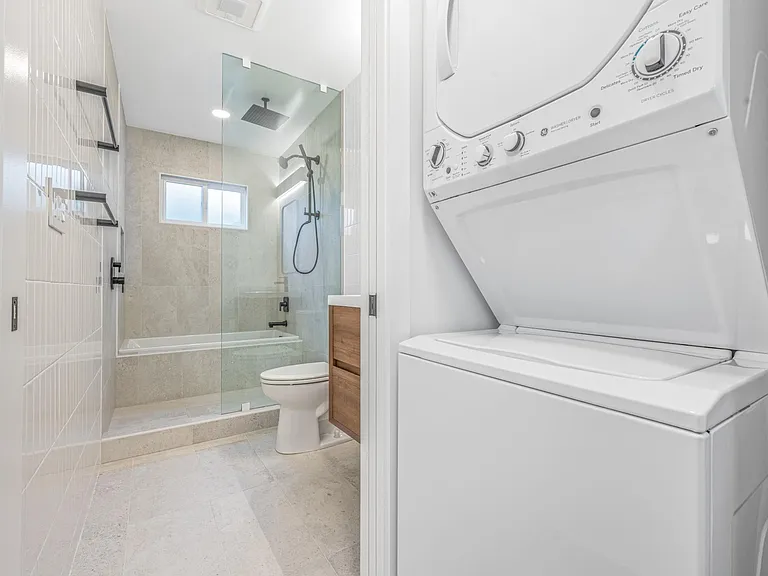 305 Strand St #B — Photo 9