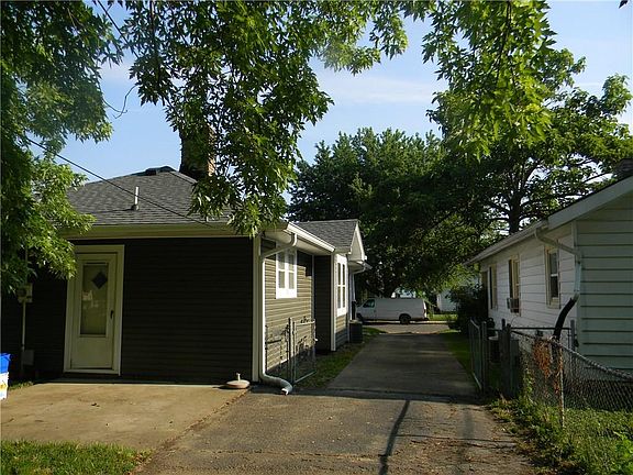 4th image of 3915 E Fletcher Ave