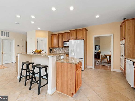 5th image of 21950 Hyde Park Dr