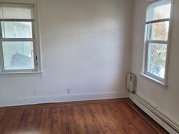 5th image of 16107 Sanford Ave APT 2L