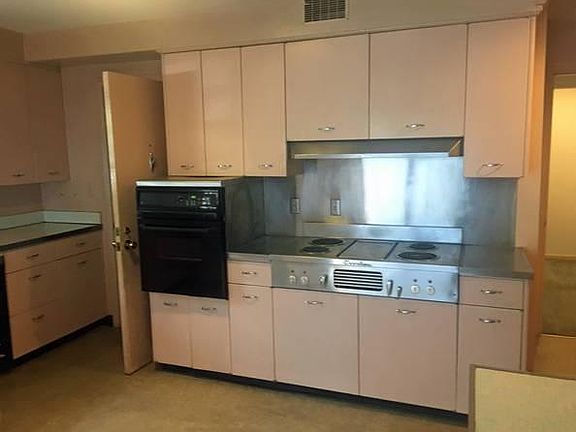 2nd image of 601 E Meyer Blvd