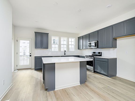 3rd image of 1752 Blenker Dr