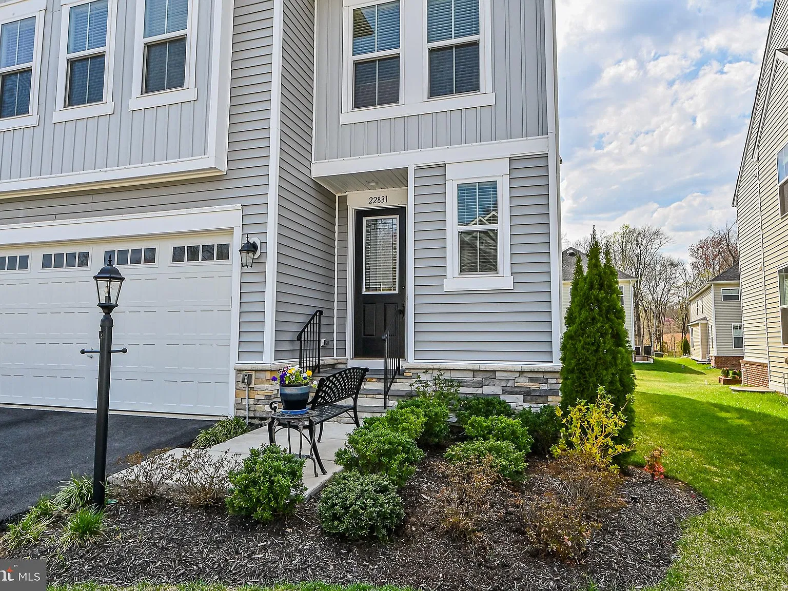 4 bed, 4.5 bath, 3642 sqft, $4,900 — Photo 2