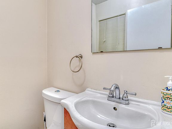 5th image of 920 Merritt Dr APT A