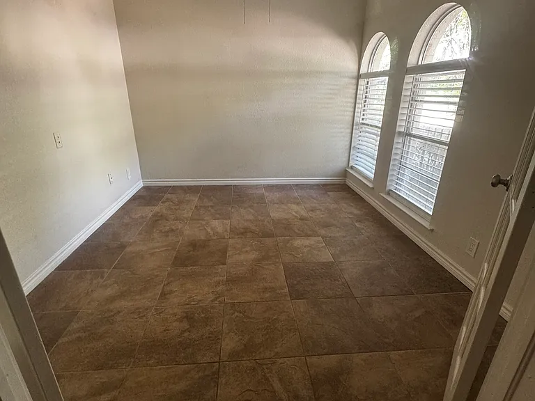 613 Overland Trl — Photo 8