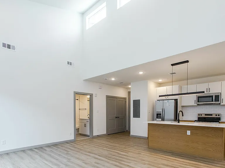 4001 Roseland Ave — Photo 91