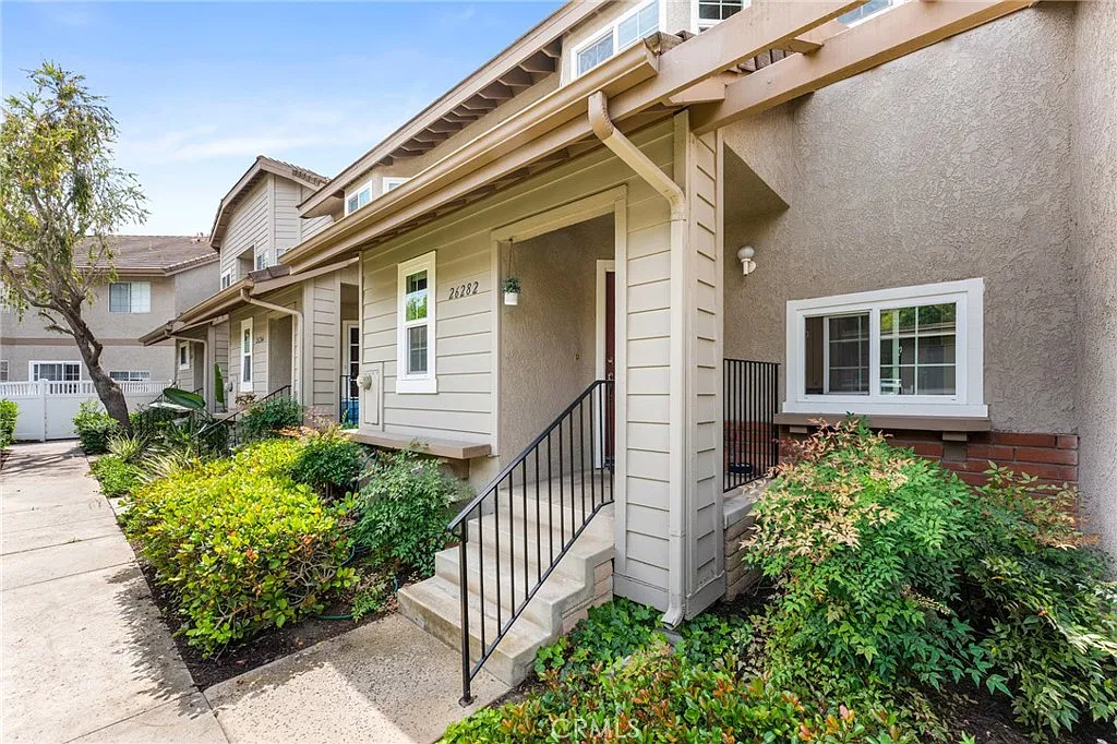 2 bed, 2.5 bath, 1270 sqft, $3,300 — Photo 2