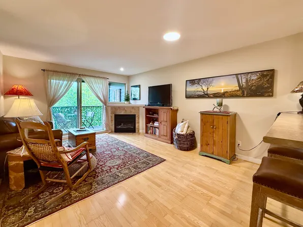 5631 Inlet Ave #404, Sechelt, BC V7Z 0J1