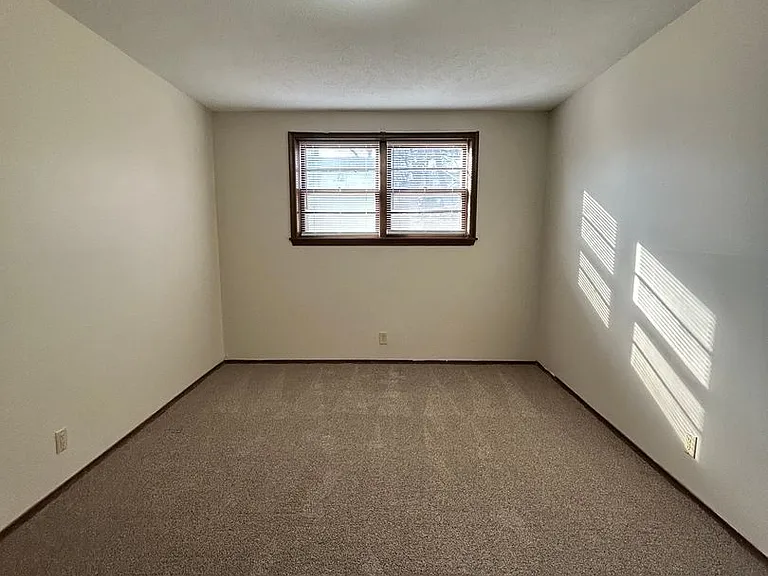 915 N 48th Ave — Photo 17