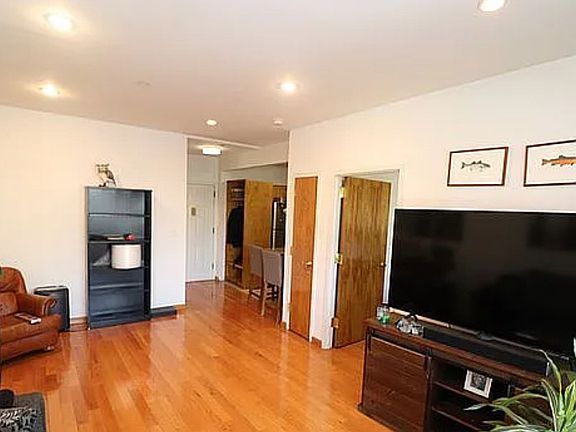 5th image of 2252 Jones St