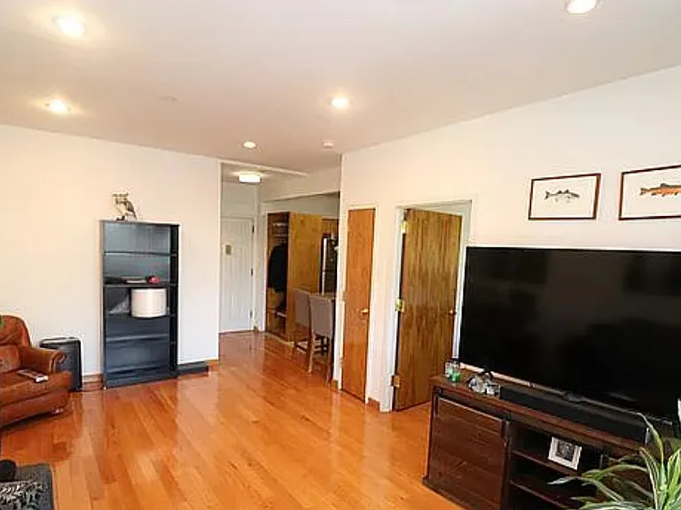 2252 Jones St — Photo 5