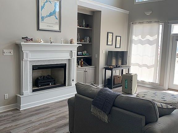 2 story liv rm w/fireplace