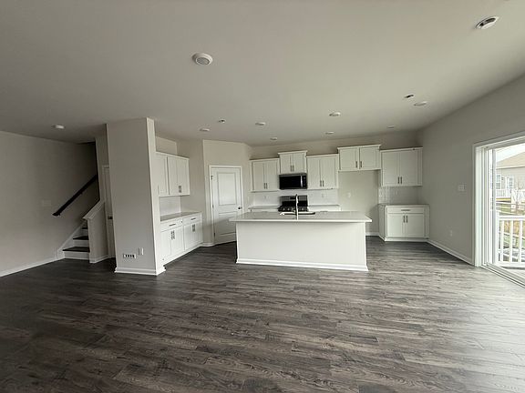 4th image of 41 Victoria Gardens Sq #41