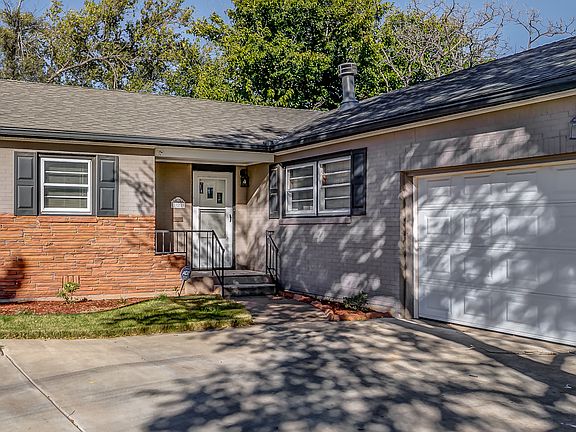 3rd image of 111 N Beverly Dr