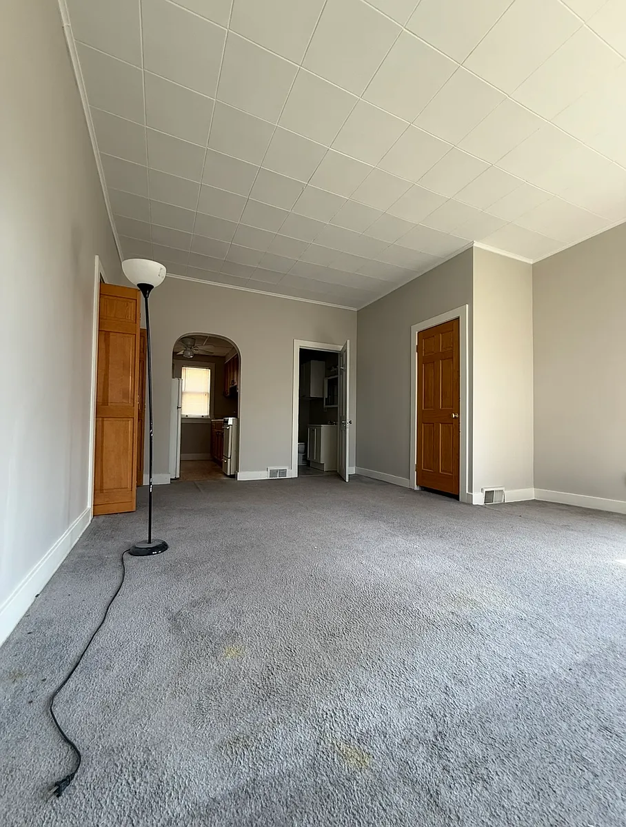 Building Photo - 426 E Benton St #4