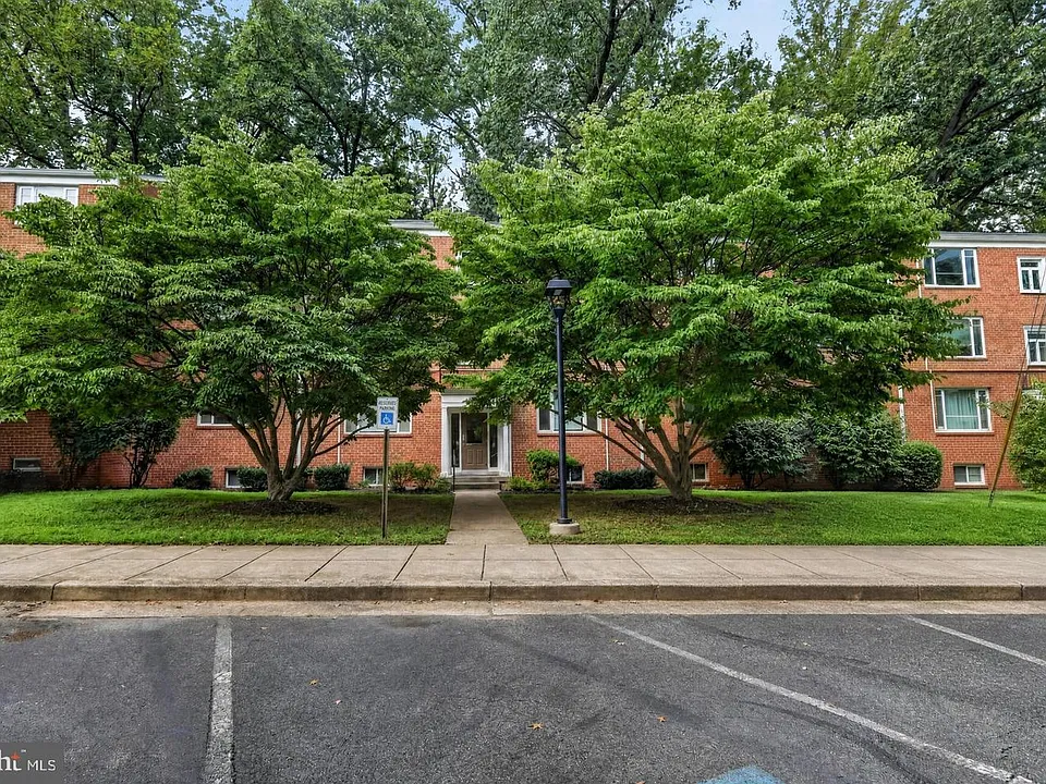 10406 Montrose Ave #101