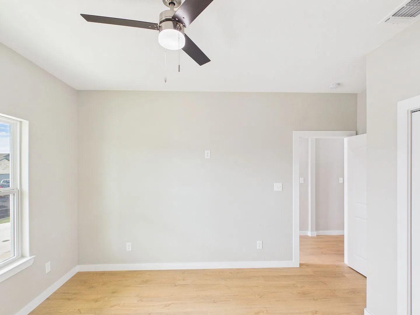 Like-New 3BR/2BA Home with Open Floor Plan & Fenced Yard — Photo 4