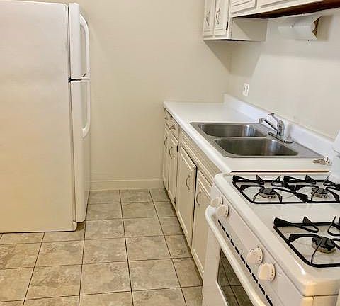 2nd image of 2422 N Clark St #308