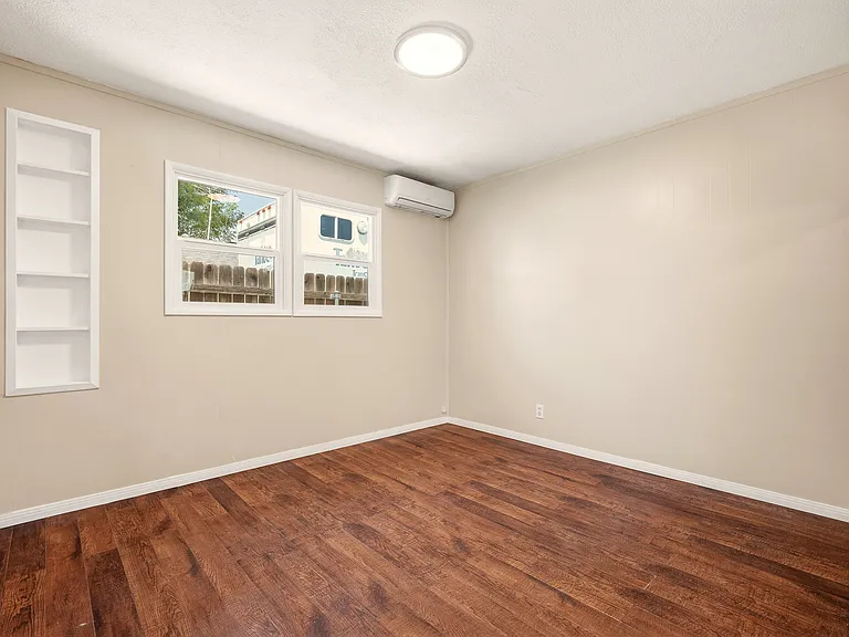 327 1/2 S Lincoln Pl — Photo 13