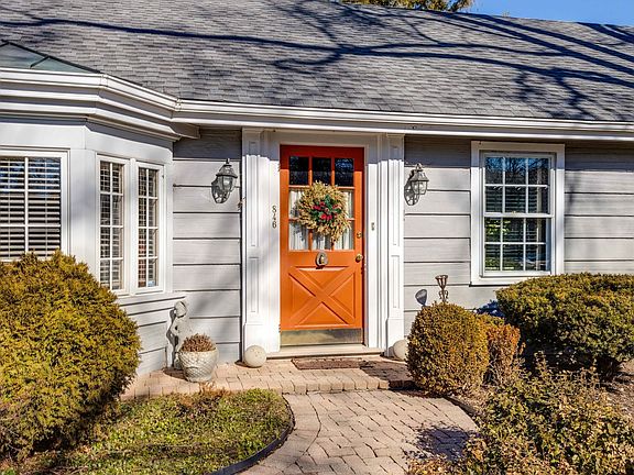 3rd image of 846 Larchmont Ln