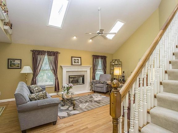 3rd image of 451 Maplebrooke Dr E