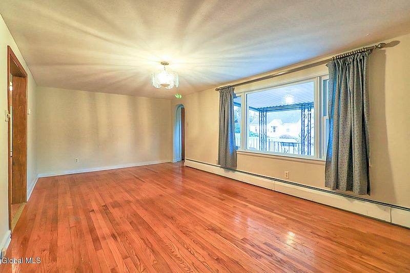 3rd image of 805 Marion Avenue