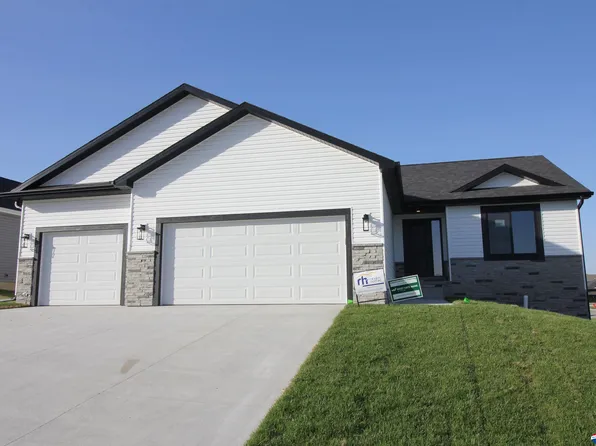 8840 Emma Dr, Lincoln, NE 68520